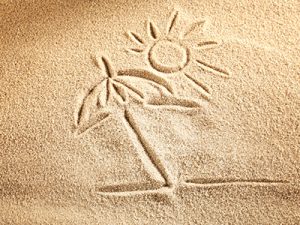 dessin de vacances inscris dans le sable