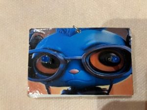 Image collé sur les badges don les yeux, représentés par des LEDs, clignotent